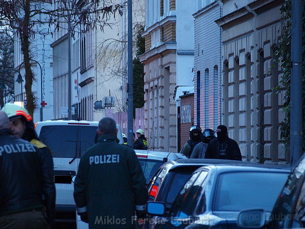 Einsatz Feuerwehr SEK Polizei Koeln Nippes Merheimerstr P172.JPG